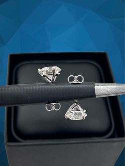 Beautiful round shape Diamond earrings in white gold
