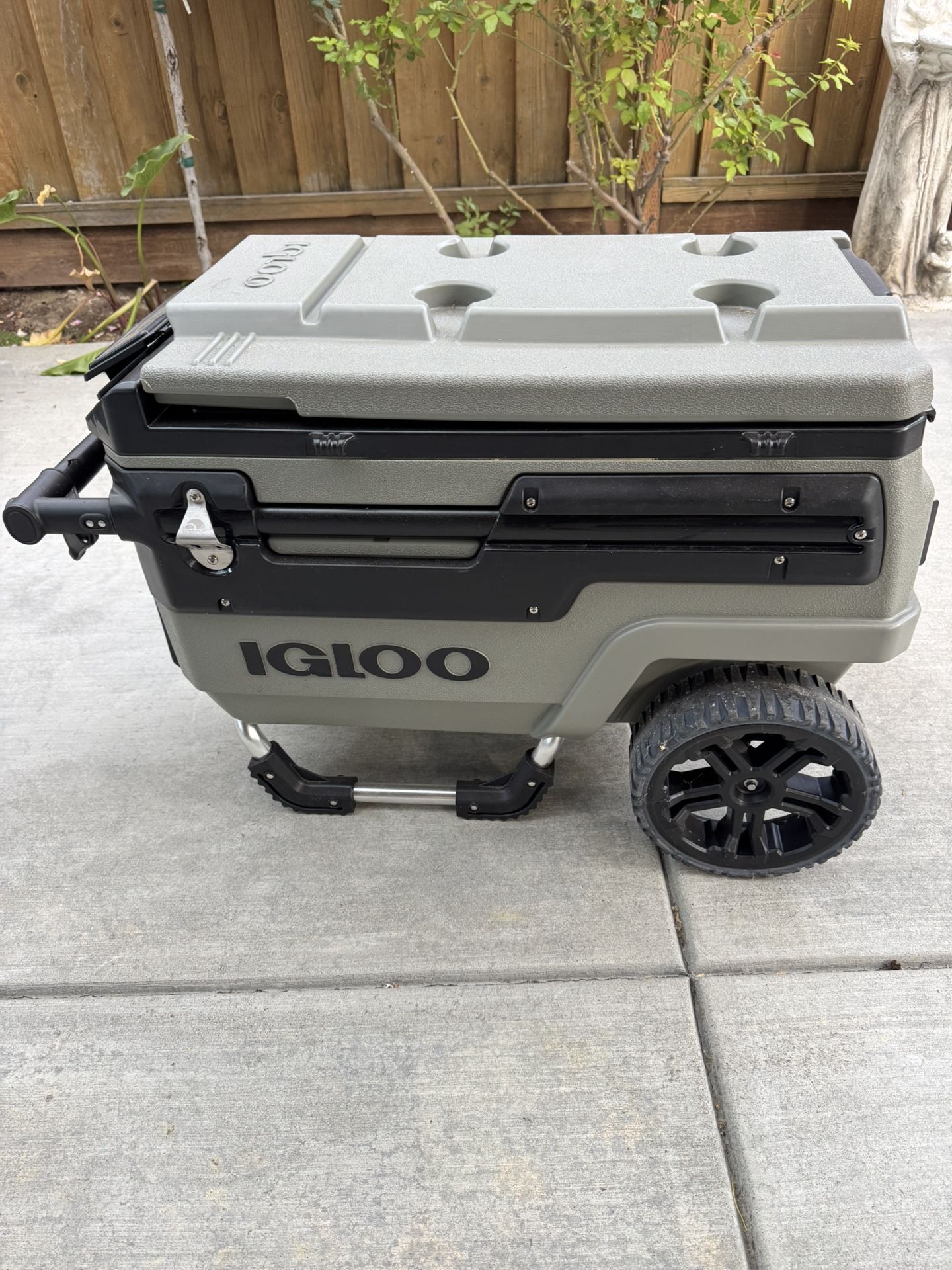 Igloo 70 Qt. Trailmate Roller Cooler