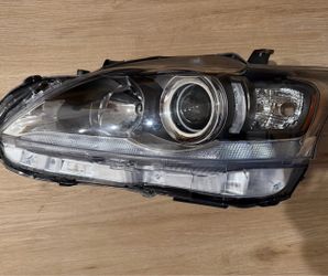 2011–2017 Lexus CT200h Driver Side Headlight Assembly