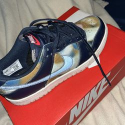 NIKE DUNK LOW SE (GS) OBSIDIAN/OBSIDIAN SUMMIT WHITE OBSIDIENNE/OBSIDIENNE