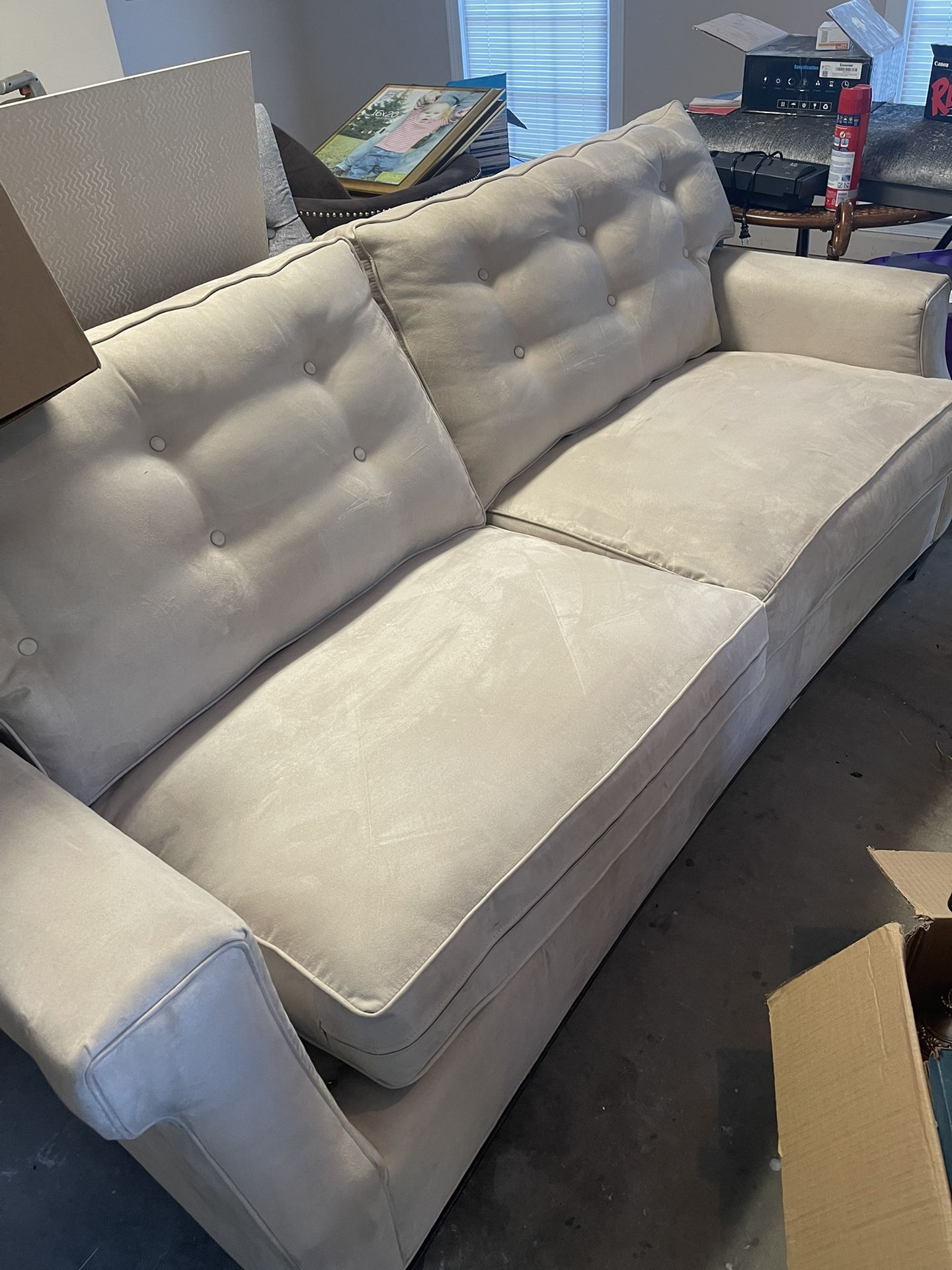 Ivory Tufted Sofa – Elegant & Comfortable