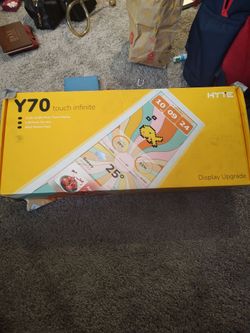 HYTE Y70 touch infinite case display