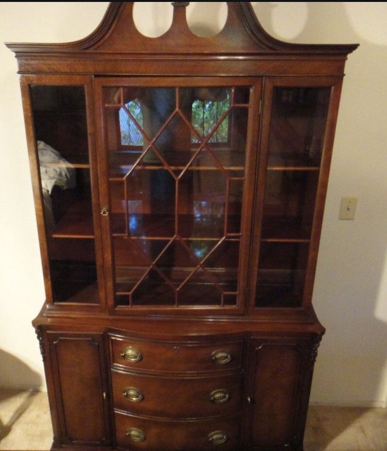 Antique Bernhardt Furniture Mahogany Traditional Duncan Phyfe Style China Cabinet