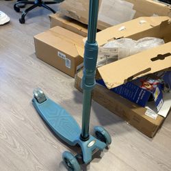 New Kids Light Up Scooter 