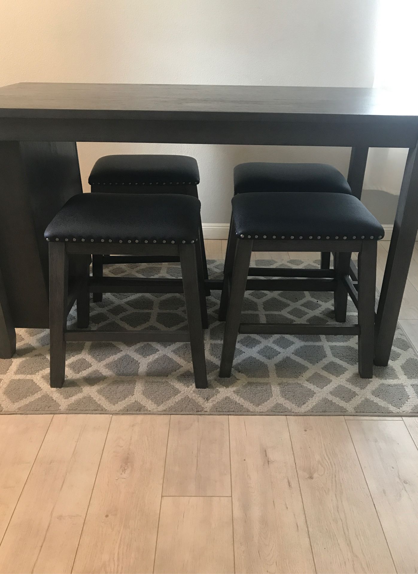 Counter height table with 4 bar stools (Last day to pick up is 2/18/20)