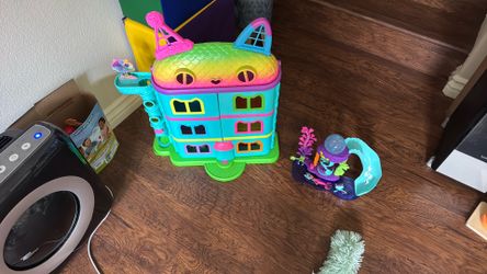 Gabby’s dollhouse and bonus toy