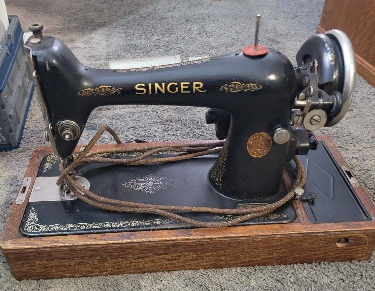 1932 Model 66 Singer Sewing Machine In Wood Box