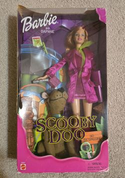 Barbie as Daphne with Scooby Doo