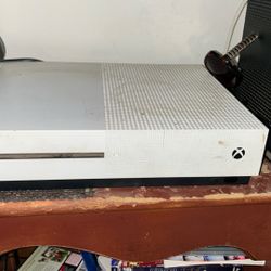 1S Xbox With 2 Wireless Remotes And Charging Dock