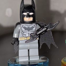 LEGO Batman - Dark Bluish Gray Suit, Gold Belt, Starched Cape Minifigure + Tag