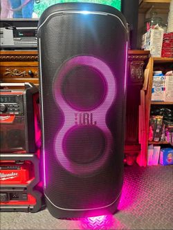 NEW CONDITION JBL PARTYBOX ULTIMATE  1100 WATTS