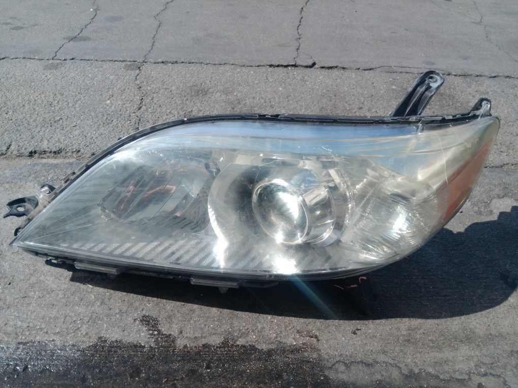 Toyota Sienna Headlight 
