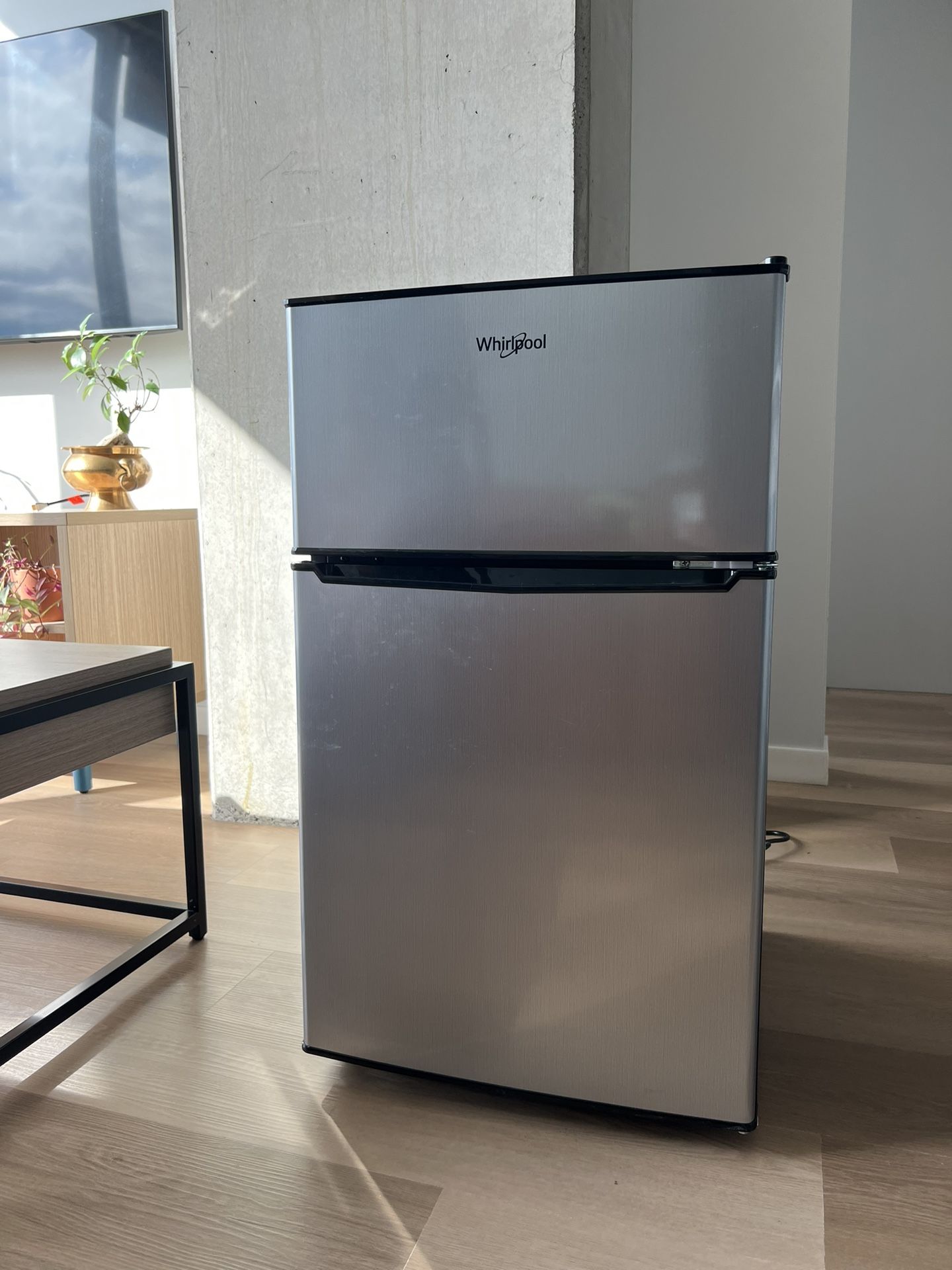 Whirlpool 3.1 cubic foot Refrigerator