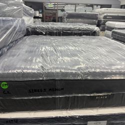 CALIFORNIA KING SIZE SIMMONS BEAUTYREST BLACK SERIES 3 (MEDIUM) MATTRESS & BOX SPRINGS BED SET