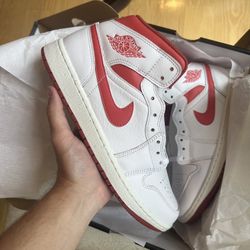 Jordan 1 Mid Dune Red