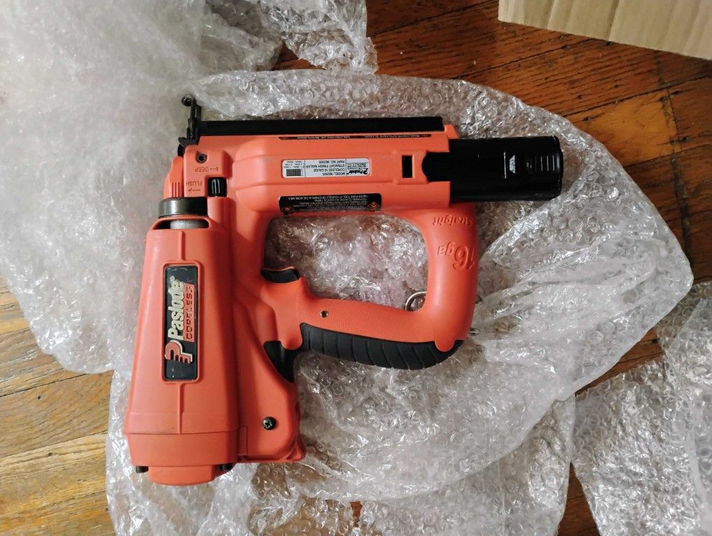 Paslode 16ga.Trim And Flooring Gas Charge Nailer