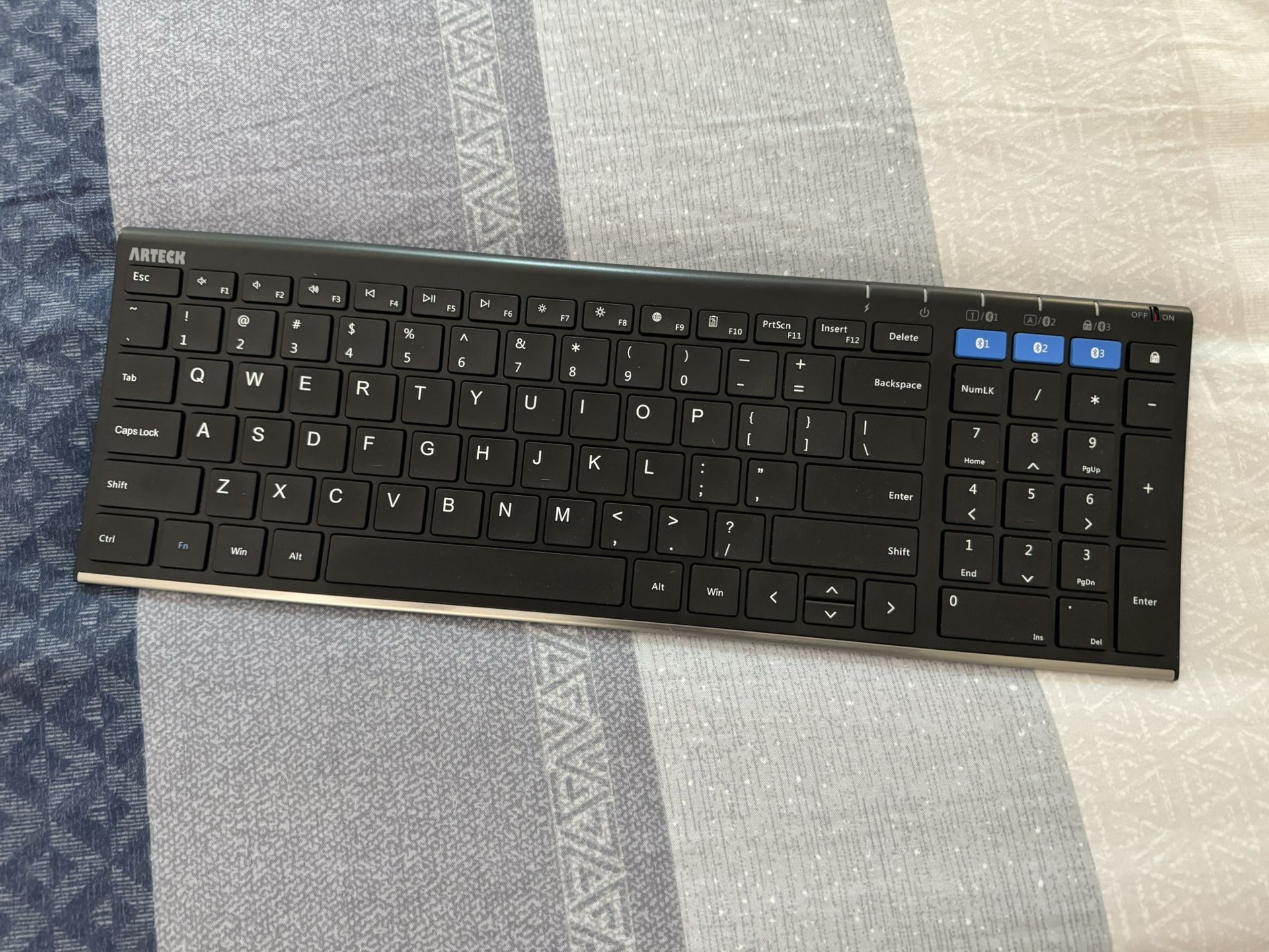 Bluetooth Wireless Keyboard Stainless Steel Ultra Slim Full Size Keyboard with Numeric Keypad for Computer/Desktop/PC/Mac