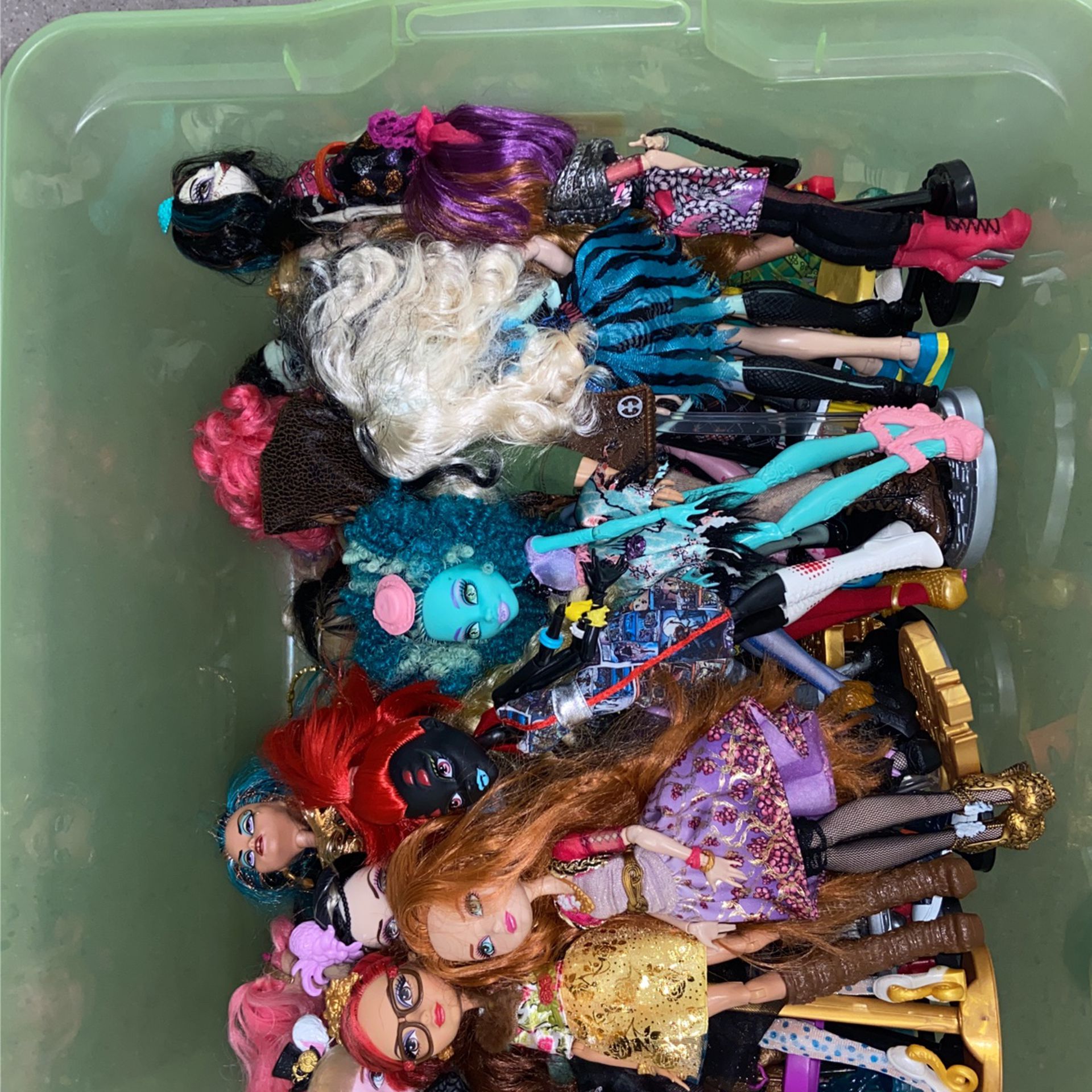 Monster high And ever after high dolls in great condition like new