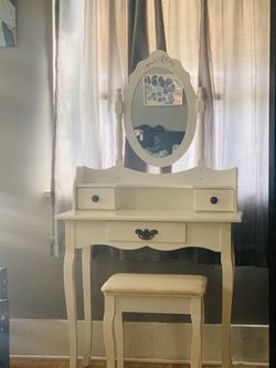 Beautiful Vanity Brand New  In Box