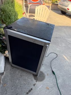 Vissani 24” beverage cooler fridge