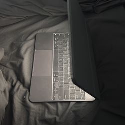 iPad pro 13 inch m4 cellular 512gb + keyboard