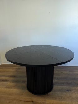 Round pedestal dinning table