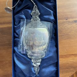 **NIB** Thomas Kinkade - 2007 - A Holiday Gathering - Annual Crystal Ornament 
