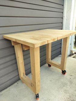 Mobile work bench on swivel locking wheels