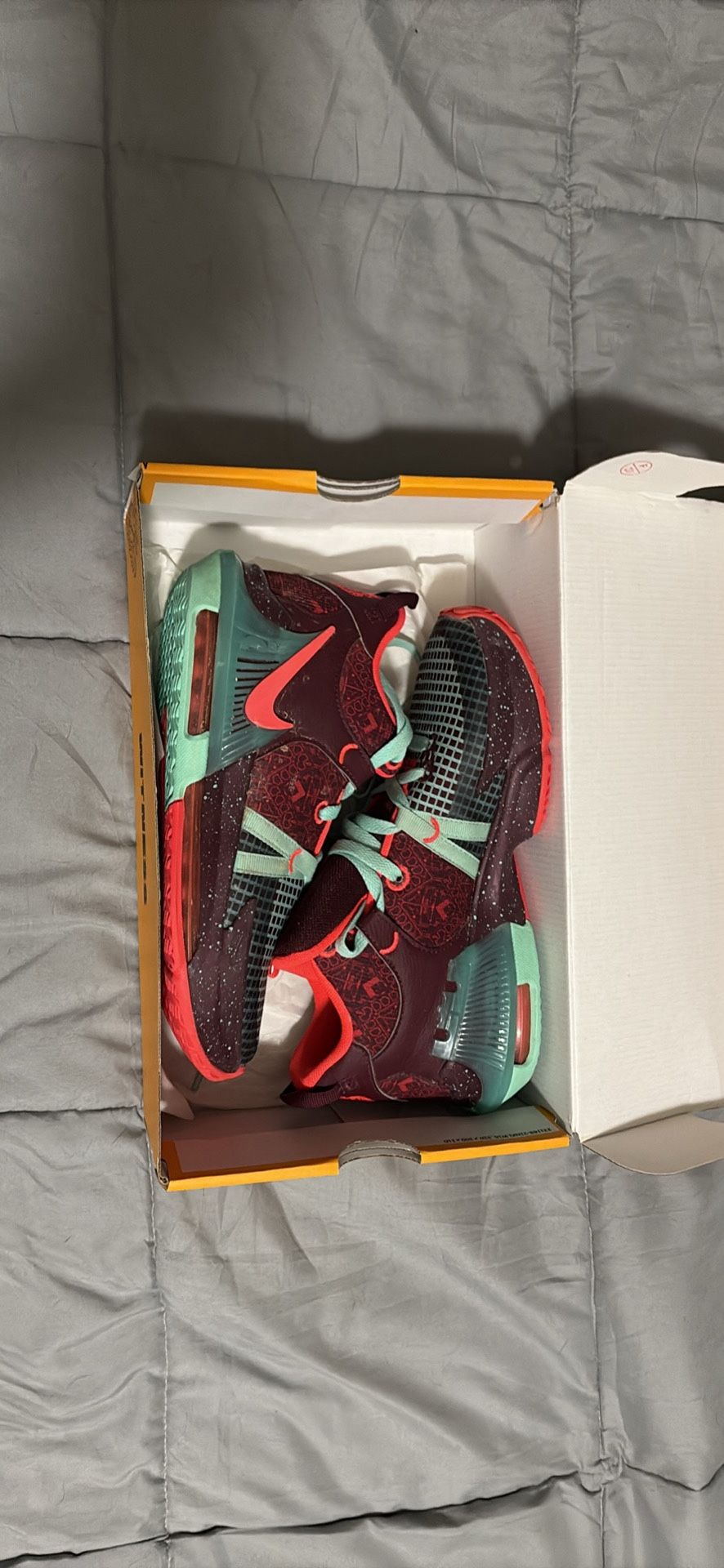 Youth Boys size 6.5 Lebrons Witness VII