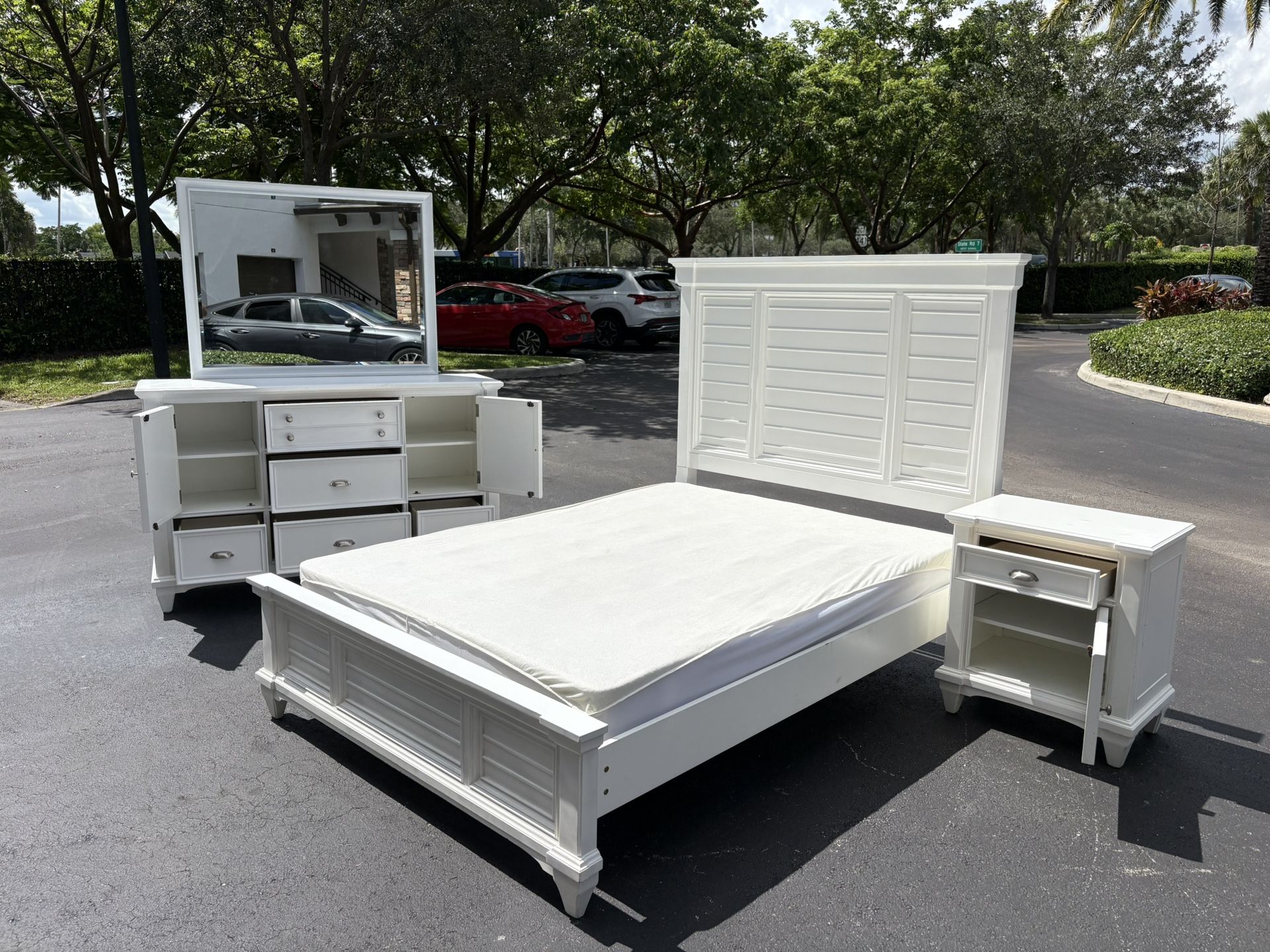 Beautiful Bedroom Set Queen Size Solid Wood White Color In Excellent Condition
