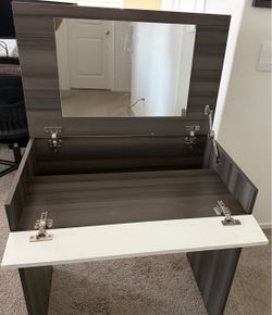 Vanity desk