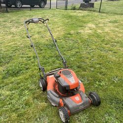 Husqvarna HU 725 AWD HQ self-propelled lawn mower