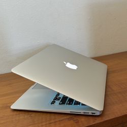 Apple MacBook Air 13” I5/8GB/128GB SSD $200