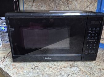 Midea Black Countertop Microwave