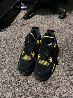 Air Jordan 4 Thunder Black Yellow Sneakers