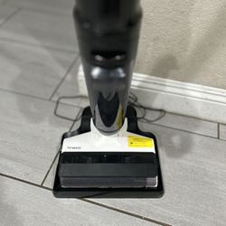 Used vacuum cleaner in excellent condition, sweeps and mops at the same time, with its charger and charging station, just the vacuum cleaner as seen i