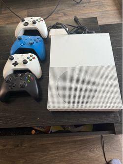 1 TB Xbox One X + 4 controllers