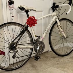 Specialized Dolce Elite road bike ultra light. Road Bike Aluminum frame w/ carbon fork. Medium size