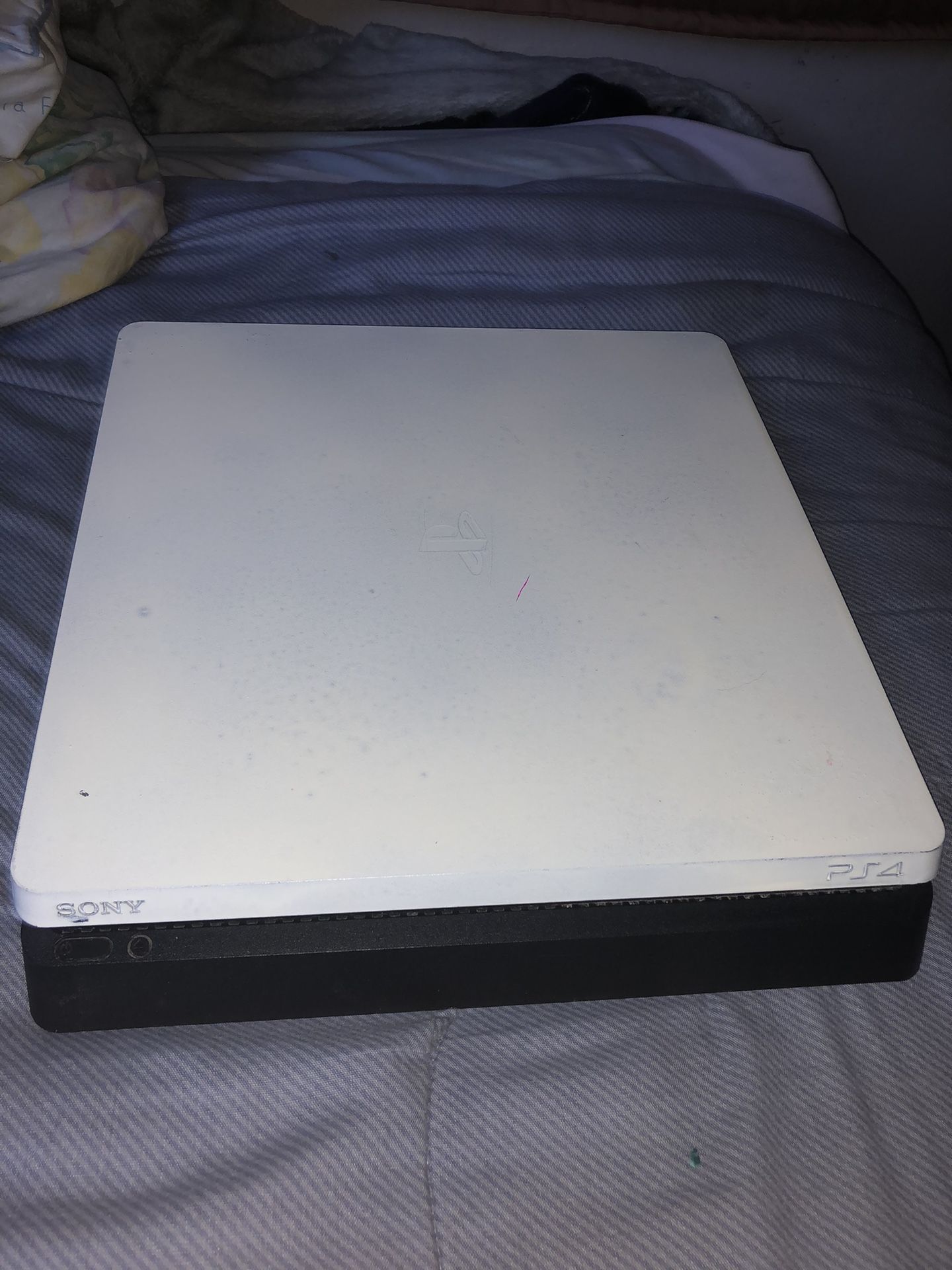 ps4 comes with cables and with controller 