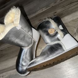 Women’s/Girls Ugg Australia Bailey Button Silver Metallic Short Sheepskin Boots Size 5