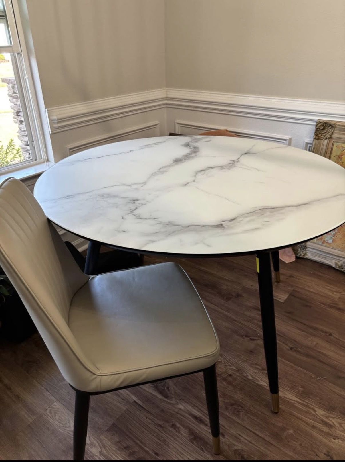 Beautiful table And 4 Chairs