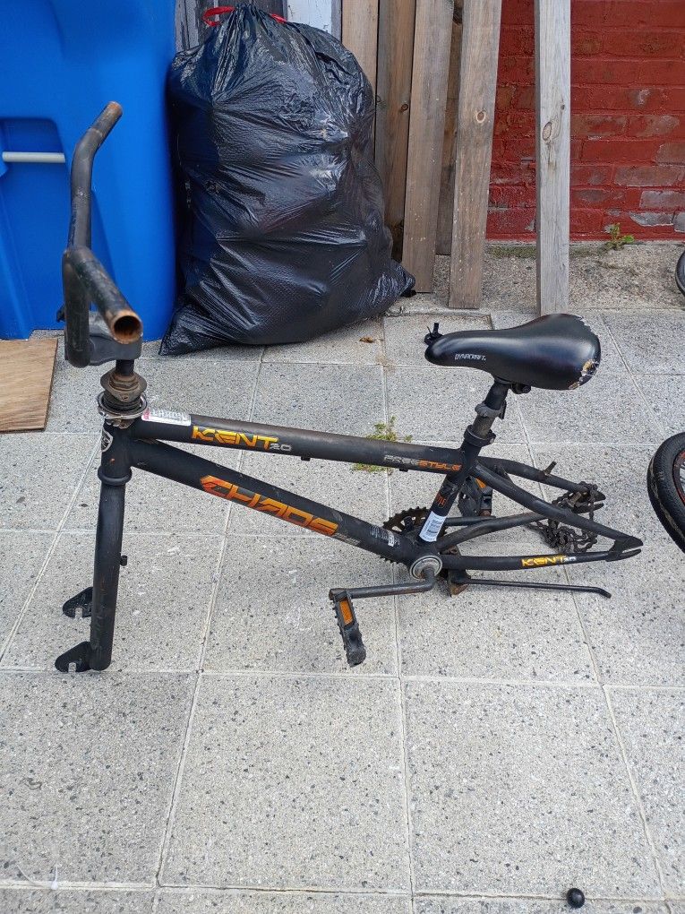 Cuadro de bicicleta BMX Chaos. 

Bike frame for restore it 
Cuadro de bicicleta BMX Chaos. 

Bike frame for restore 