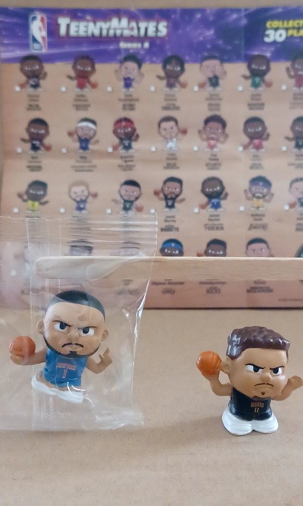 NBA TEENYMATES FIGURINES (4)