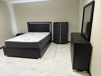 Brand New Queen Bedroom Ser with Mattress / Juego de Cuarto Queen con Colchon Nuevo a Estrenar .