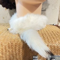 Vintage Fur Collar Wrist band. Vintage beige color With broach. 20’