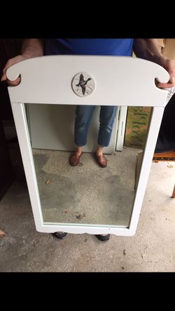 White wooden mirror with 🦆 duck. $20.00!!