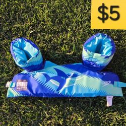 SWIM LIFE VEST LIFE JACKET (SELLING FOR $5)