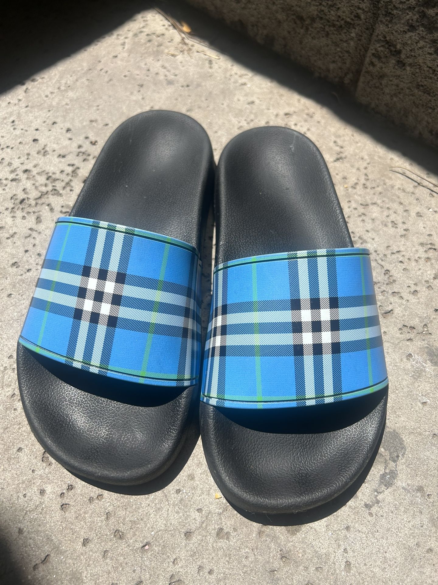 Burberry Logo Slides