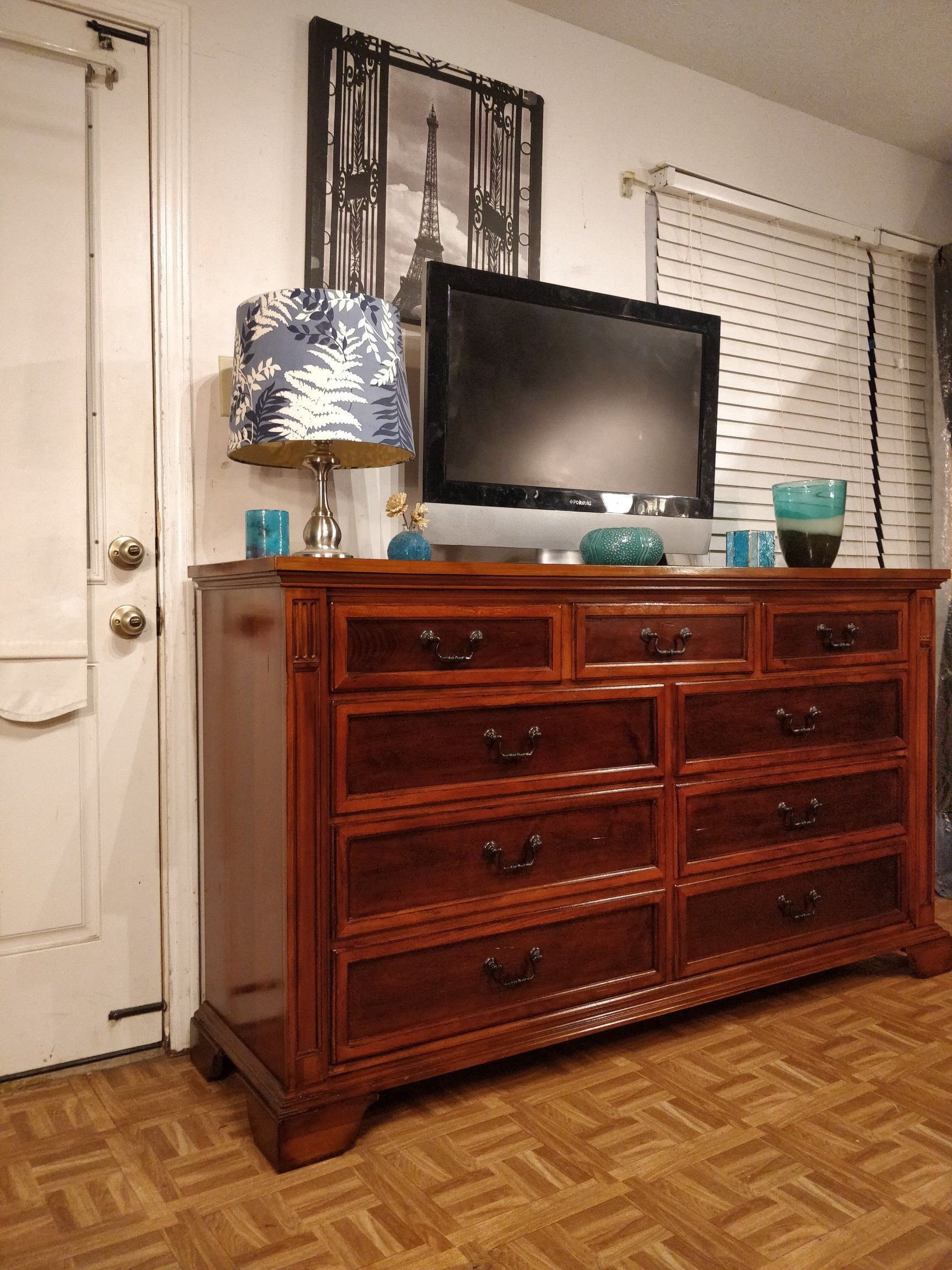 Solid wood UNIVERSAL FURNITURE big dresser/TV stand with 9 drawers in great condition all drawers working well, dovetail drawers, ,