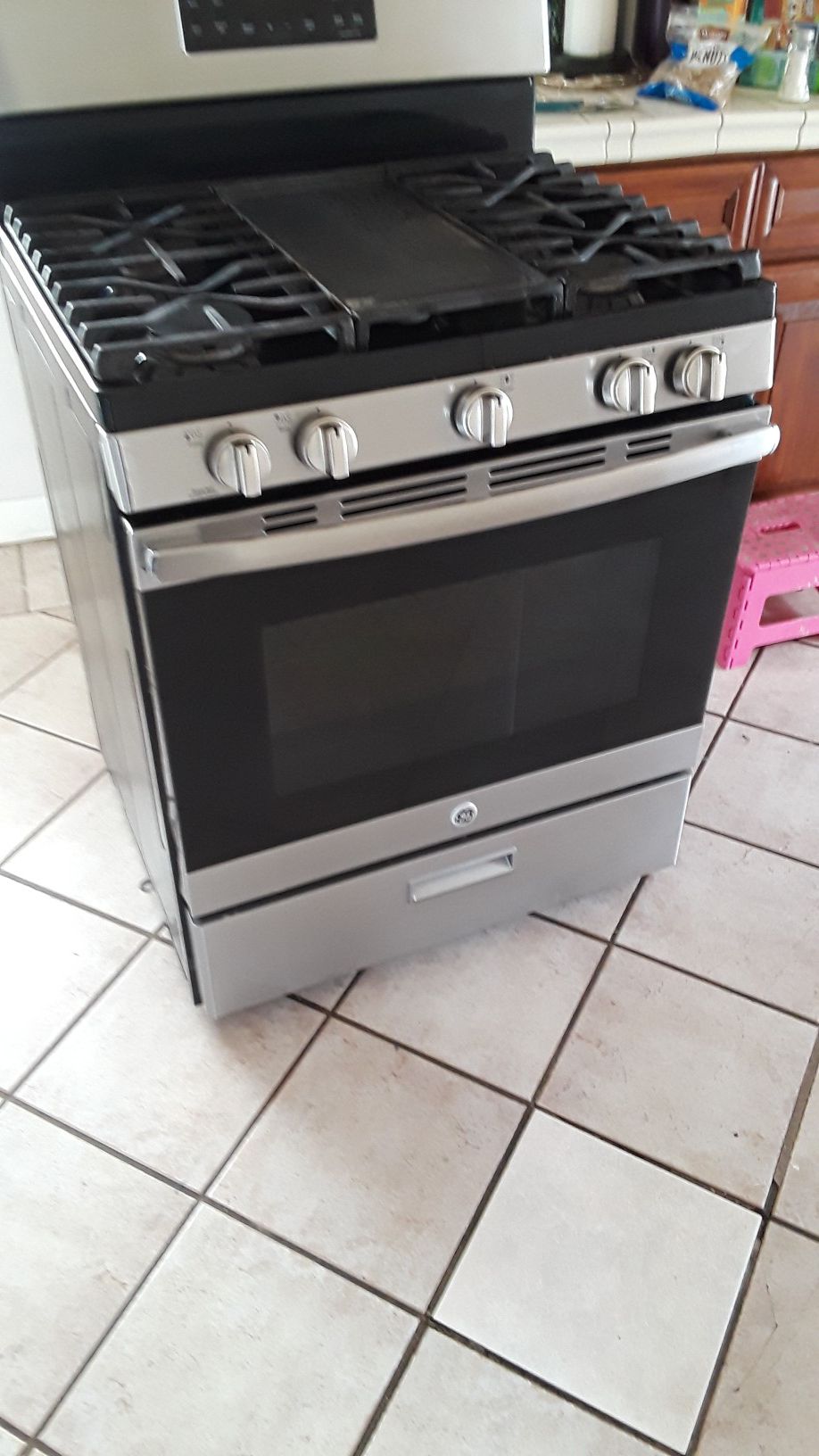 Gas stove works perfectly I want to get rid of it am taking offers